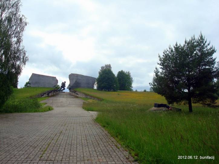 Papieryno.  Memoriał «Przerwa»