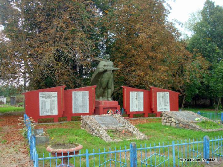  - В деревне . Памятник в деревне рядом с местом где стоял костёл