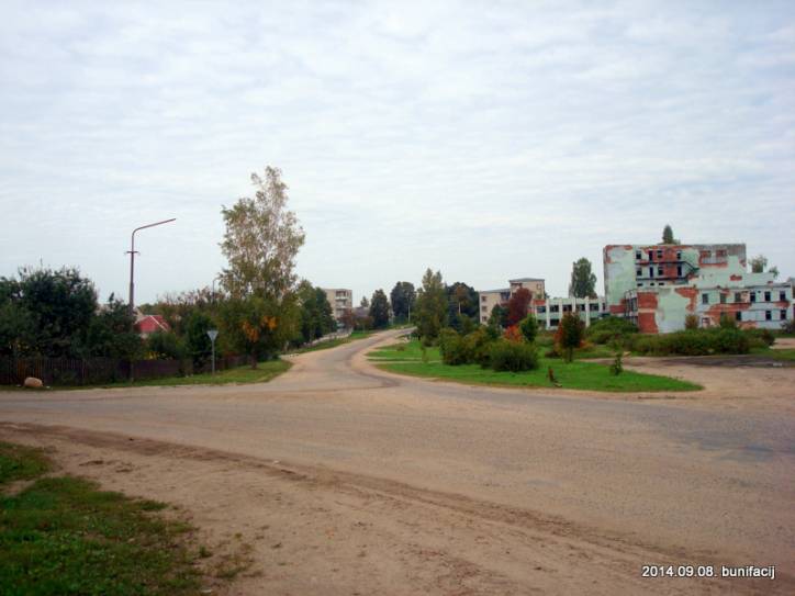  - В деревне . В центре деревни