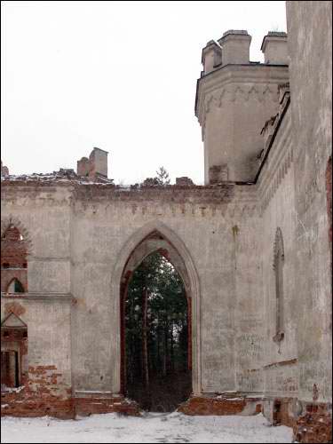  - Палац Пуслоўскіх. Брама, раней зачынялася варотамі