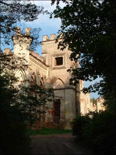  - Палац Пуслоўскіх. Від на палац з заходняга боку праз просеку