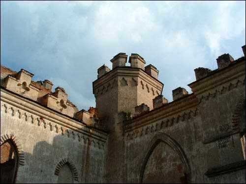 Mereczowszczyzna (Kosów) |  Pałac Pusłowskich. Wieża na połączeniu głównego korpusu i zachodniego skrzydła