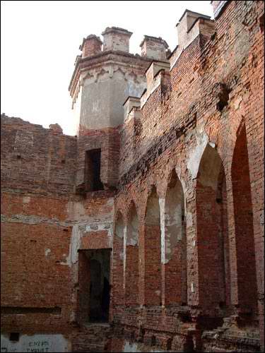  - Палац Пуслоўскіх. Від на правае (заходняе) крыло галоўнай часткі ўнутры