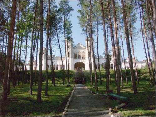  - Палац Пуслоўскіх. У 2005 г. зрабілі наўпросты падыход да палаца з боку адбудаванай касьцюшкаўскай сядзібы