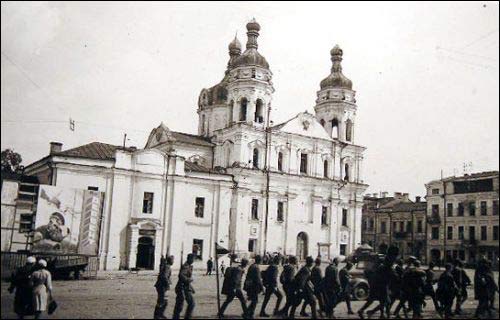 Miasto na fotografiach z czasów II wojny światowej . Pojezuicki kościół Św. Józefa. Fotografia anonimowego żołnierza Wehrmachtu 1941 r. - Miasto na fotografiach z czasów II wojny światowej . Pojezuicki kościół Św. Józefa. Fotografia anonimowego żołnierza Wehrmachtu 1941 r.