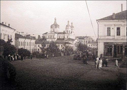 Miasto na fotografiach z czasów II wojny światowej . Widok na pojezuicki kościół Św. Józefa od strony rynku. Fotografia anonimowego żołnierza Wehrmachtu 1941-44 - Miasto na fotografiach z czasów II wojny światowej . Widok na pojezuicki kościół Św. Józefa od strony rynku. Fotografia anonimowego żołnierza Wehrmachtu 1941-44