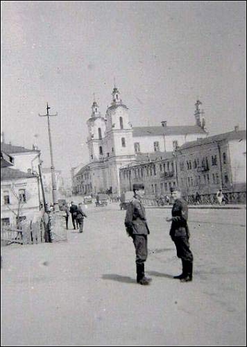 Miasto na fotografiach z czasów II wojny światowej . Niemieccy żołnierze na tle pobernardyńskiego kościoła. Fotografia anonimowego żołnierza Wehrmachtu 1943 r. - Miasto na fotografiach z czasów II wojny światowej . Niemieccy żołnierze na tle pobernardyńskiego kościoła. Fotografia anonimowego żołnierza Wehrmachtu 1943 r.