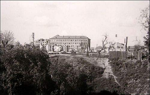 Miasto na fotografiach z czasów II wojny światowej . Szkoła. Fotografia anonimowego żołnierza Wehrmachtu 09 1941 - Miasto na fotografiach z czasów II wojny światowej . Szkoła. Fotografia anonimowego żołnierza Wehrmachtu 09 1941