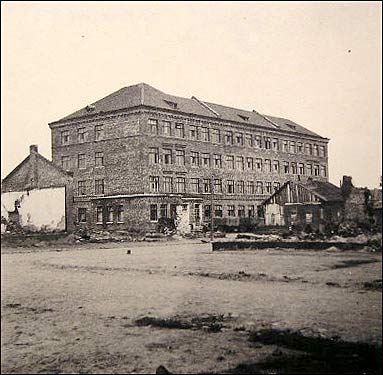 Miasto na fotografiach z czasów II wojny światowej . Budynek szkoły. Fotografia anonimowego żołnierza Wehrmachtu 09 1941 - Miasto na fotografiach z czasów II wojny światowej . Budynek szkoły. Fotografia anonimowego żołnierza Wehrmachtu 09 1941