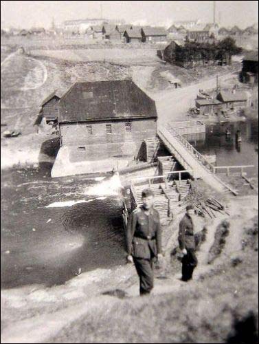 Miasto na fotografiach z czasów II wojny światowej . Młyn wodny przy rzece Wićba. Fotografia anonimowego żołnierza Wehrmachtu 1941-44 - Miasto na fotografiach z czasów II wojny światowej . Młyn wodny przy rzece Wićba. Fotografia anonimowego żołnierza Wehrmachtu 1941-44