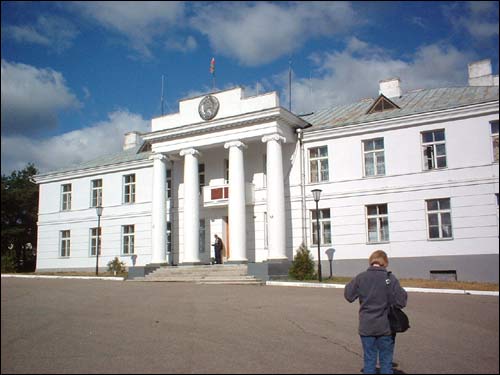 Local administration building. Photo 2002 Brasłaŭ. Town streets
