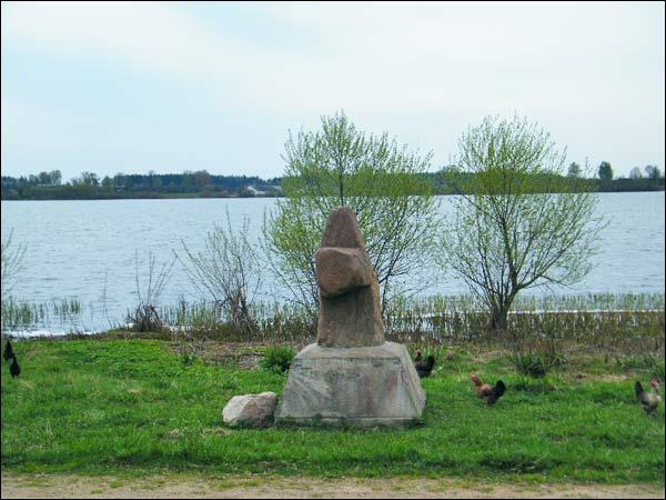 Hołoszewo.  Kamienny krzyż