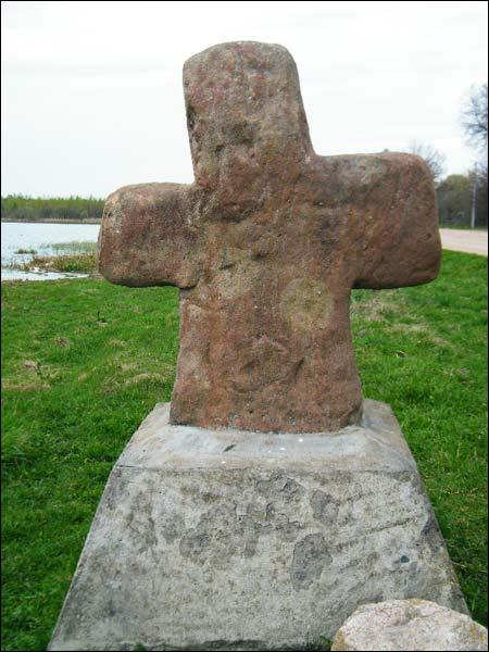 Hołoszewo.  Kamienny krzyż