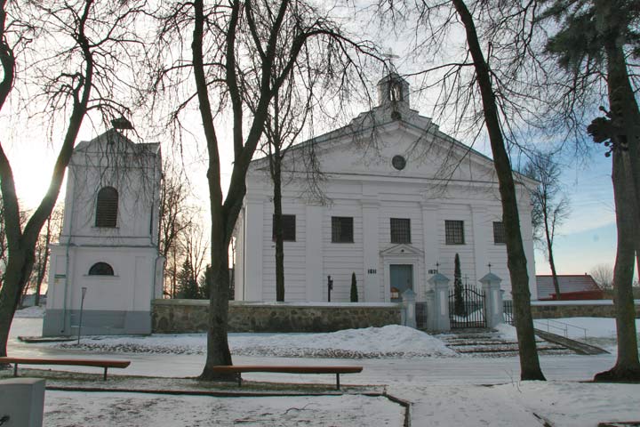  - Касцёл Унебаўзяцця Найсвяцейшай Панны Марыі. Погляд на касьцёл і званіцу ад фронту
