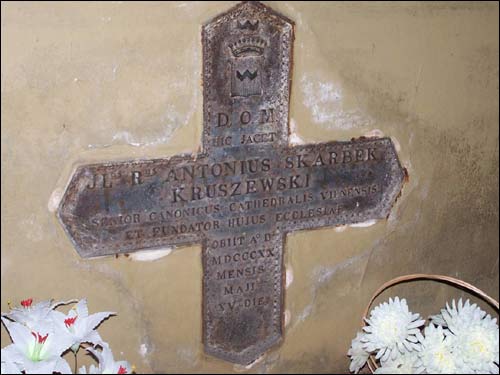  - Касцёл Унебаўзяцця Найсвяцейшай Панны Марыі. Касьцёл. Нагробак фундатора касьцёла Антонія Крушэўскага