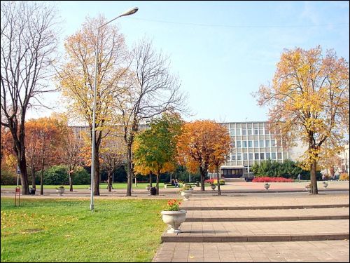  - Улицы города . Здание администрации Шальчининкского района