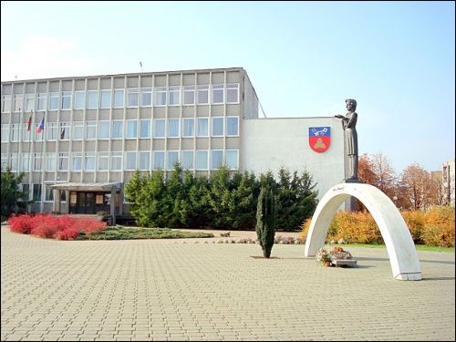  - Улицы города . Здание администрации и памятник А.Мицкевичу
