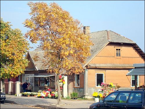  - Улицы города . Жилой дом