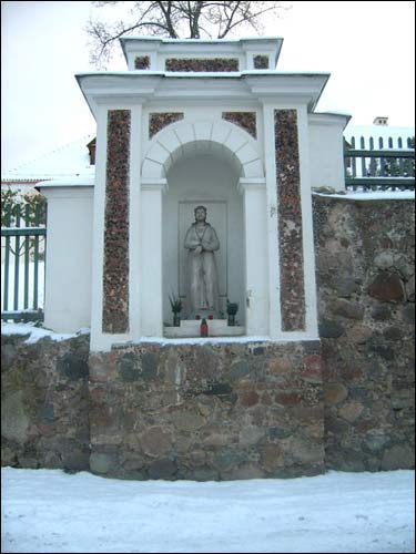  - Kościół Św. Trójcy Trynitarzy. Kapliczka w ogrodzeniu