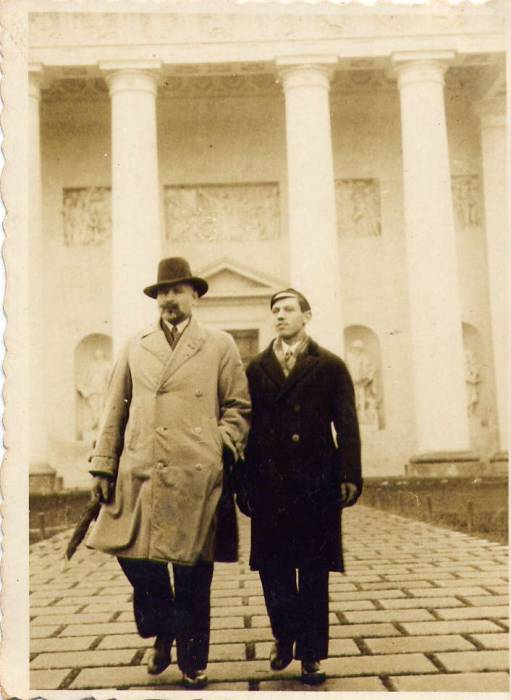 Kościół Katedralny. Przed katedrą W.Kamiński i Adam Animucki - Kościół Katedralny. Przed katedrą W.Kamiński i Adam Animucki