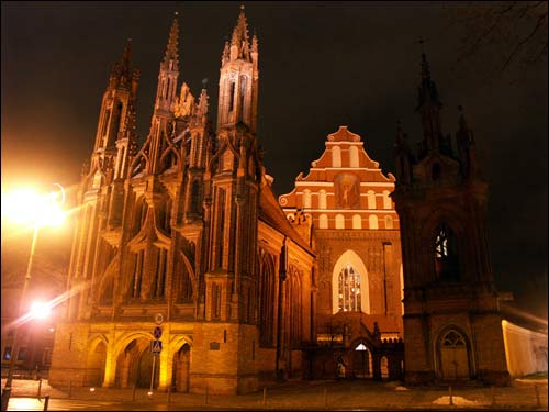  - Kościół Św. Anny. Widok w nocy na zachodnie fasady kościołów