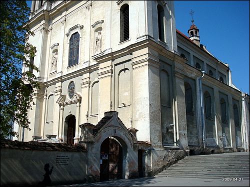  - Kościół Św. Rafała i klasztor Jezuitów. Fragment fasady zachodniej i brama