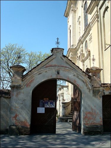  - Kościół Św. Rafała i klasztor Jezuitów. Brama kościelna