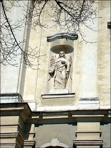  - Kościół Św. Rafała i klasztor Jezuitów. Fasada zachodnia, rzeźba w niszy