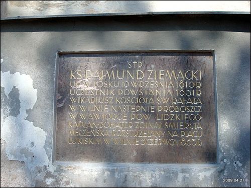  - Kościół Św. Rafała i klasztor Jezuitów. Epitafium: 'Ks. Rajmund Ziemacki urodzony 10 września 1810 roku uczestnik Powstania 1831 roku Wikariusz kościoła Św. Rafała w Wilnie następnie proboszcz w W.... pow. lidzkiego. Kapłan bohater zginął śmiercią męczeńską rozstrzelany na Placu Łukiskim w Wilnie 5 czerwca 1863 roku