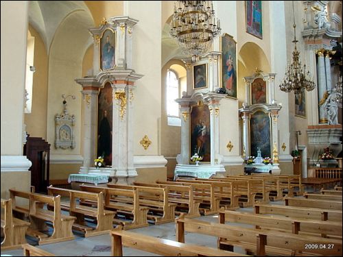  - Kościół Św. Rafała i klasztor Jezuitów. Lewa strona nawy głównej