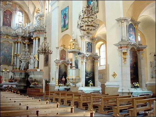  - Kościół Św. Rafała i klasztor Jezuitów. Prawa strona nawy głównej