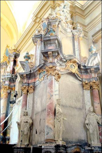  - Kościół Św. Katarzyny i klasztor Benedyktynek. Fragment wnętrza; stiuki i rzeźby