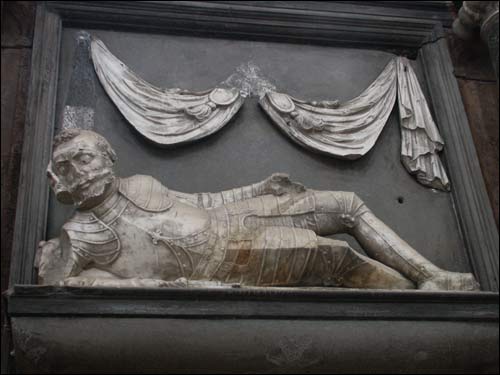  - Kościół Śww. Franciszka i Bernardyna i klasztor Bernardynów. Nagrobek Piotra Wiesiołowskiego (zmarł 1556), fundowany w 1634 r.
