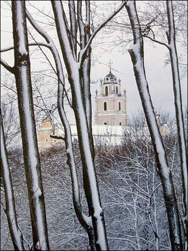  - Kościół Śww. Jana Chrzciciela i Jana Ewangelisty. Dzwonnica - natchnienie artystów, na fotografii Adama Bujaka z albumu Wilno, serce Litwy