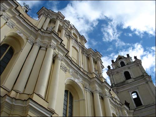  - Kościół Śww. Jana Chrzciciela i Jana Ewangelisty. Fronton kościoła i dzwonnica, fragment