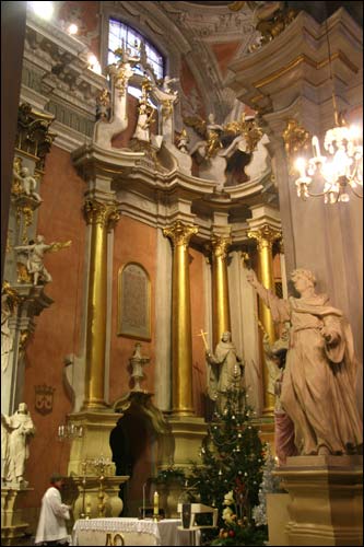 Vilnius |  Catholic church of St. Theresa (of the Carmelites). High altar. Fragment