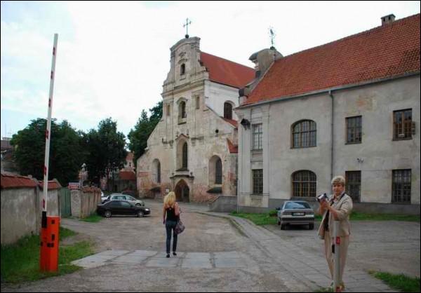  - Kościół Wniebowzięcia NMP i klasztor OFM. Fasada kościoła i fragment klasztoru OO. Franciszkanów (2009 r.)