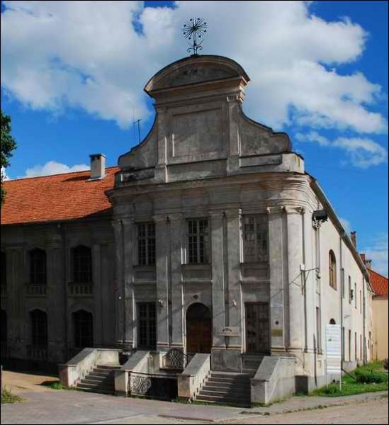  - Kościół Wniebowzięcia NMP i klasztor OFM. Fragment klasztoru (foto 2009 r.)