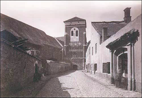  - Kościół Wniebowzięcia NMP i klasztor OFM. Dzwonnica zburzona w 1872 r. Zdjęcie Józefa Czechowicza sprzed 1867 r.