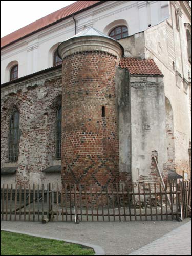  - Kościół Wniebowzięcia NMP i klasztor OFM. Gotycka wieża przy północnej fasadzie