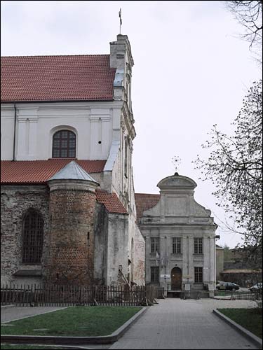 - Kościół Wniebowzięcia NMP i klasztor OFM. Kościół i klasztor, fragment