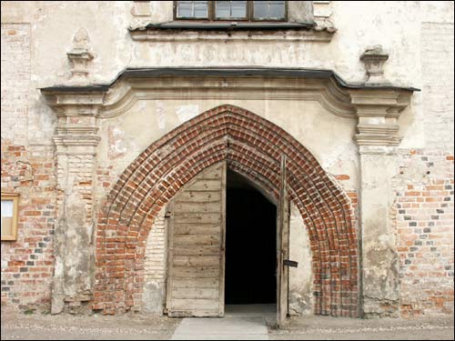  - Kościół Wniebowzięcia NMP i klasztor OFM. Portal gotycki fasady głównej