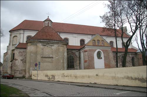  - Kościół Wniebowzięcia NMP i klasztor OFM. Północna fasada kościoła, rząd kaplic