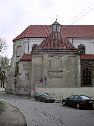 - Kościół Wniebowzięcia NMP i klasztor OFM. Północna fasada, fragment. Apsyda i kaplica