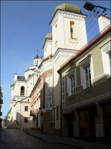  - Kościół Św. Trójcy. Ulica Dominikańska. Widok Sanktuarium Miłosierdzia Bożego (dawniej Św. Trójcy); za nim kościół Św. Ducha. 09 2007