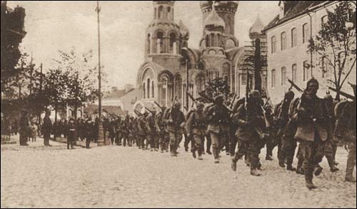  - Cerkiew Św. Michała i Konstantyna. Niemieckie wojskowe grupy przed cerkwią (pocztówka z 1915 r)