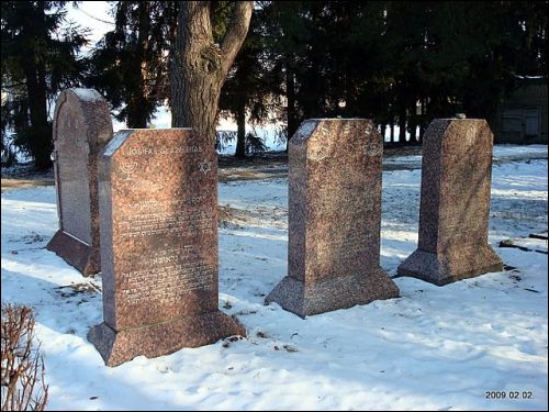  - Cmentarz żydowski. Nagrobki (symboliczne?) na cmentarzu żydowskim na Sołtaniszkach, 02 2009