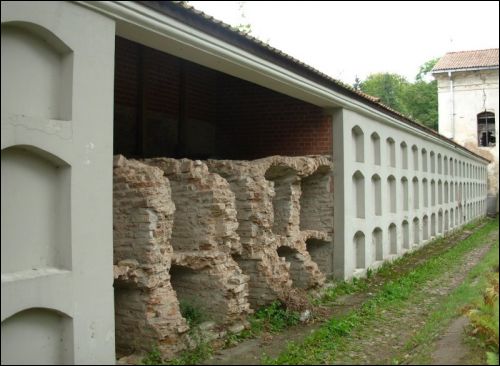  - Cmentarz Bernardyński. Odrestaurowane kolumbarium. Zachowano oryginalny fragment dawnego muru (09 2007)