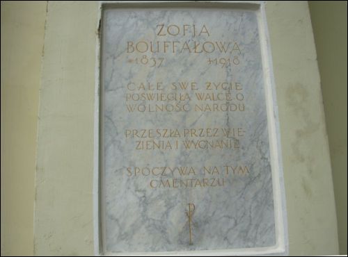  - Cmentarz Bernardyński. Odnowiona tablica na ścianie dzwonnicy (przy bramie) upamiętniająca Zofię Bouffałową (1837-1918)