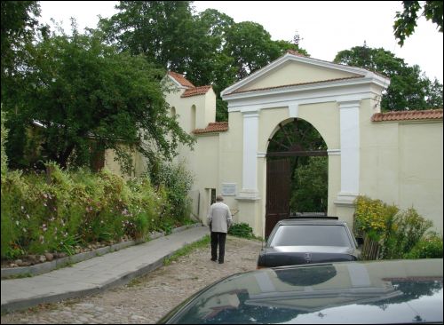  - Cmentarz Bernardyński. Brama i dzwonnica od północy (z zewnątrz). Fot. 09 2007